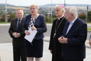 16.07.2022. Kielce. Otwarcie fragmentu ul. Prostej, na odcinku od ul. Zagórskiej do ul. Cedzyńskiej. Na zdjęciu (od lewej): Wiesław Koza - radny Rady Miasta Kielce, Bożena Szczypiór - zastępca prezydenta Kielc, biskup Marian Florczyk, poseł Krzysztof Lipiec / Fot. Wiktor Taszłow - Radio Kielce