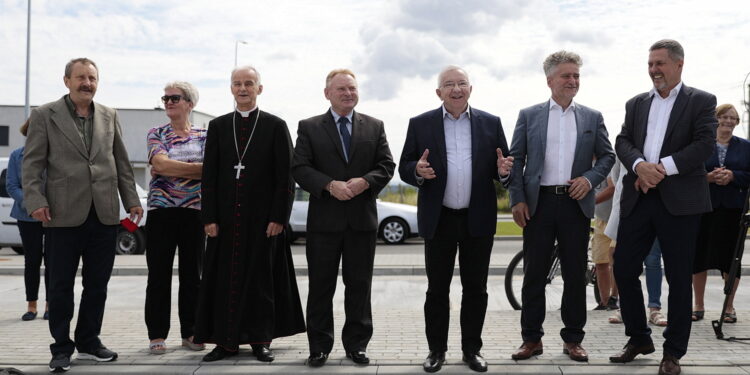 16.07.2022. Kielce. Otwarcie fragmentu ul. Prostej, na odcinku od ul. Zagórskiej do ul. Cedzyńskiej. Na zdjęciu (trzeci od lewej): biskup Marian Florczyk, Wiesław Koza - radny Rady Miasta Kielce, poseł Krzysztof Lipiec, senator Krzysztof Słoń, Jarosław Karyś - przewodniczący Rady Miasta Kielce / Fot. Wiktor Taszłow - Radio Kielce