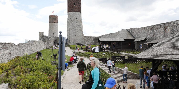 16.07.2022. Zamek w Chęcinach. Pokazy rycerzy Zakonu Krzyżackiego / Fot. Wiktor Taszłow - Radio Kielce