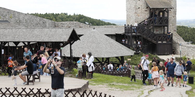 16.07.2022. Zamek w Chęcinach. Pokazy rycerzy Zakonu Krzyżackiego / Fot. Wiktor Taszłow - Radio Kielce