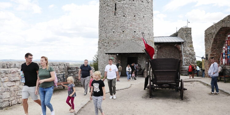 16.07.2022. Zamek w Chęcinach. Pokazy rycerzy Zakonu Krzyżackiego / Fot. Wiktor Taszłow - Radio Kielce