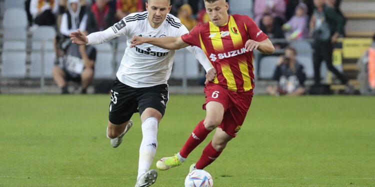 16.07.2022. Kielce. PKO BP Ekstraklasa - 1. kolejka. Mecz: Korona Kielce - Legia Warszawa. Na zdjęciu (z prawej): Jacek Podgórski / Fot. Wiktor Taszłow - Radio Kielce