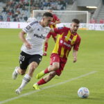 16.07.2022. Kielce. PKO BP Ekstraklasa - 1. kolejka. Mecz: Korona Kielce - Legia Warszawa. Na zdjęciu (z prawej); Jakub Łukowski / Fot. Wiktor Taszłow - Radio Kielce