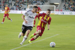 16.07.2022. Kielce. PKO BP Ekstraklasa - 1. kolejka. Mecz: Korona Kielce - Legia Warszawa. Na zdjęciu (z prawej); Jakub Łukowski / Fot. Wiktor Taszłow - Radio Kielce