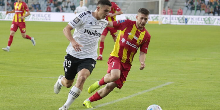 16.07.2022. Kielce. PKO BP Ekstraklasa - 1. kolejka. Mecz: Korona Kielce - Legia Warszawa. Na zdjęciu (z prawej); Jakub Łukowski / Fot. Wiktor Taszłow - Radio Kielce