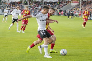 16.07.2022. Kielce. PKO BP Ekstraklasa - 1. kolejka. Mecz: Korona Kielce - Legia Warszawa. Na zdjęciu (z prawej); Jakub Łukowski / Fot. Wiktor Taszłow - Radio Kielce