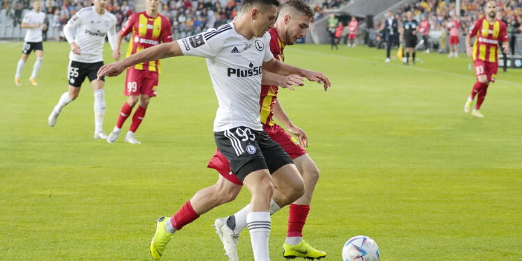 16.07.2022. Kielce. PKO BP Ekstraklasa - 1. kolejka. Mecz: Korona Kielce - Legia Warszawa. Na zdjęciu (z prawej); Jakub Łukowski / Fot. Wiktor Taszłow - Radio Kielce