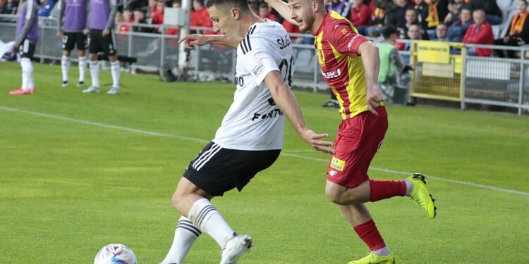 16.07.2022. Kielce. PKO BP Ekstraklasa - 1. kolejka. Mecz: Korona Kielce - Legia Warszawa. Na zdjęciu (z prawej): Jakub Łukowski / Fot. Wiktor Taszłow - Radio Kielce