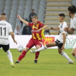 16.07.2022. Kielce. PKO BP Ekstraklasa - 1. kolejka. Mecz: Korona Kielce - Legia Warszawa. Na zdjęciu (w środku): Grzegorz Szymusik / Fot. Wiktor Taszłow - Radio Kielce