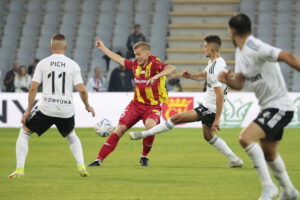 16.07.2022. Kielce. PKO BP Ekstraklasa - 1. kolejka. Mecz: Korona Kielce - Legia Warszawa. Na zdjęciu (w środku): Grzegorz Szymusik / Fot. Wiktor Taszłow - Radio Kielce