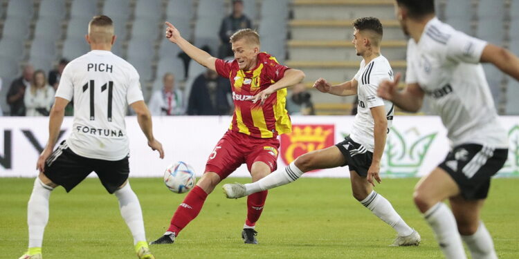 16.07.2022. Kielce. PKO BP Ekstraklasa - 1. kolejka. Mecz: Korona Kielce - Legia Warszawa. Na zdjęciu (w środku): Grzegorz Szymusik / Fot. Wiktor Taszłow - Radio Kielce