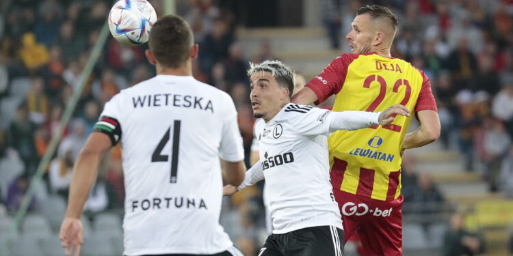 16.07.2022. Kielce. PKO BP Ekstraklasa - 1. kolejka. Mecz: Korona Kielce - Legia Warszawa. Na zdjęciu (z prawej): Adam Deja / Fot. Wiktor Taszłow - Radio Kielce