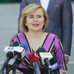 18.07.2022. Kielce. WFOŚiGW. Wręczenie promes dla przedstawicieli gmin, które wzorowo są zaangażowane w realizację programu Czyste Powietrze. Na zdjęciu: Anna Krupka - wiceminister sportu i turystyki / Fot. Wiktor Taszłow - Radio Kielce