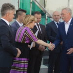 18.07.2022. Kielce. WFOśiGW. Wręczenie promes dla przedstawicieli gmin, które wzorowo są zaangażowane w realizację programu Czyste Powietrze. Na zdjęciu: senator Krzysztof Słoń, poseł Bartłomiej Dorywalski, Anna Krupka - wiceminister sportu i turystyki, Ryszard Gliwiński- prezes zarządu WFOŚiGW, Rafał Nowak - wicewojewoda świętokrzyski, Tomasz Lato - wójt Masłowa / Fot. Wiktor Taszłow - Radio Kielce