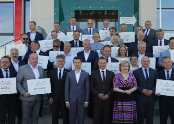 18.07.2022. Kielce. WFOŚiGW. Wręczenie promes dla przedstawicieli gmin, które wzorowo są zaangażowane w realizację programu Czyste Powietrze / Fot. Wiktor Taszłow - Radio Kielce