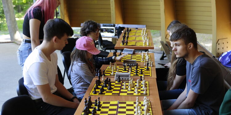 18.07.2022. Kielce. Park Miejski. Wakacyjna Szkoła Szachowa Radia Kielce / Fot. Wiktor Taszłow - Radio Kielce