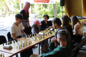 18.07.2022. Kielce. Park Miejski. Wakacyjna Szkoła Szachowa Radia Kielce / Fot. Wiktor Taszłow - Radio Kielce