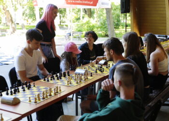 18.07.2022. Kielce. Park Miejski. Wakacyjna Szkoła Szachowa Radia Kielce / Fot. Wiktor Taszłow - Radio Kielce