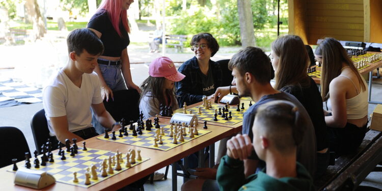 18.07.2022. Kielce. Park Miejski. Wakacyjna Szkoła Szachowa Radia Kielce / Fot. Wiktor Taszłow - Radio Kielce