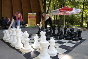 18.07.2022. Kielce. Park Miejski. Wakacyjna Szkoła Szachowa Radia Kielce / Fot. Wiktor Taszłow - Radio Kielce