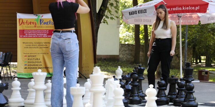 18.07.2022. Kielce. Park Miejski. Wakacyjna Szkoła Szachowa Radia Kielce / Fot. Wiktor Taszłow - Radio Kielce
