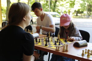 18.07.2022. Kielce. Park Miejski. Wakacyjna Szkoła Szachowa Radia Kielce / Fot. Wiktor Taszłow - Radio Kielce