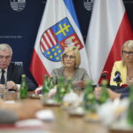 18.07.2022. Kielce. Konferencja w sprawie projektu "Świętokrzyskie dla Ukrainy". Na zdjęciu (od lewej): Andrzej Bętkowski - marszałek województwa świętokrzyskiego, , Renata Janik - wicemarszałek województwa świętokrzyskiego, Katarzyna Kubicka - dyrektor departamentu wdrażania EFS / Fot. Wiktor Taszłow - Radio Kielce