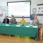 22.07.2022. Kielce, OMPiO. Konferencja na temat II Herling-Grudziński Festiwal - konferencja prasowa. Na zdjęciu (od lewej): dr Marek Maciągowski - zastępca dyrektora Wzgórza Zamkowego, Rafał Nowak - wicewojewoda świętokrzyski, Marcin Chłodnicki - wiceprezydent Kielc, Małgorzata Rudnicka - dyrektor Departamentu Kultury i Dziedzictwa Narodowego w Urzędzie Marszałkowskim Województwa Świętokrzyskiego, Ewa Chabielska - dyrektor Wzgórza Zamkowego, Anna Żmudzińska - dyrektor Miejskiej Biblioteki Publicznej w Kielcach / Fot. Wiktor Taszłow - Radio Kielce