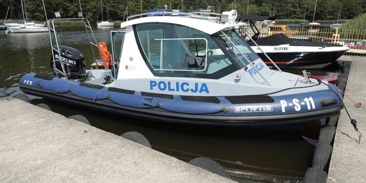 22.07.2022. Cedzyna. Patrol policji wodnej / Fot. Wiktor Taszłow - Radio Kielce