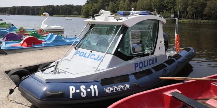 22.07.2022. Cedzyna. Patrol policji wodnej / Fot. Wiktor Taszłow - Radio Kielce