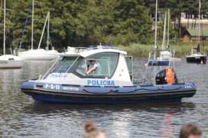 22.07.2022. Cedzyna. Patrol policji wodnej / Fot. Wiktor Taszłow - Radio Kielce