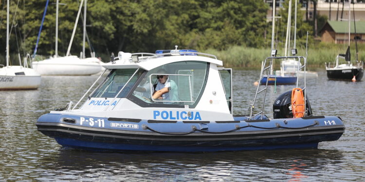 22.07.2022. Cedzyna. Patrol policji wodnej / Fot. Wiktor Taszłow - Radio Kielce