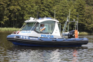 22.07.2022. Cedzyna. Patrol policji wodnej / Fot. Wiktor Taszłow - Radio Kielce