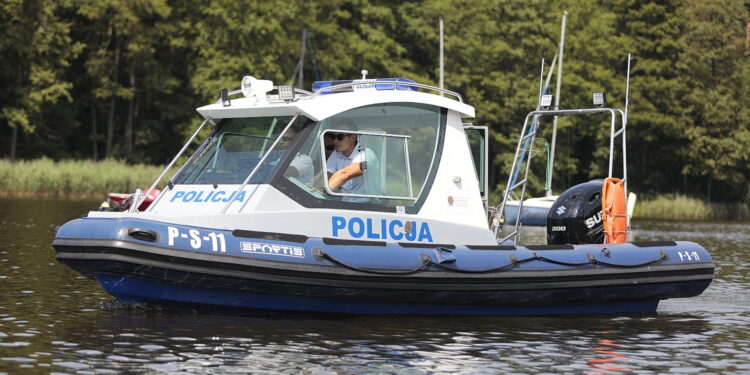 22.07.2022. Cedzyna. Patrol policji wodnej / Fot. Wiktor Taszłow - Radio Kielce