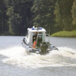 Superszybka łódź patroluje zalew w Cedzynie - Radio Kielce 22.07.2022. Cedzyna. Patrol policji wodnej / Fot. Wiktor Taszłow - Radio Kielce