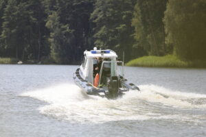 22.07.2022. Cedzyna. Patrol policji wodnej / Fot. Wiktor Taszłow - Radio Kielce