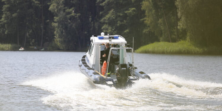 22.07.2022. Cedzyna. Patrol policji wodnej / Fot. Wiktor Taszłow - Radio Kielce