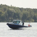 Superszybka łódź patroluje zalew w Cedzynie - Radio Kielce 22.07.2022. Cedzyna. Patrol policji wodnej / Fot. Wiktor Taszłow - Radio Kielce