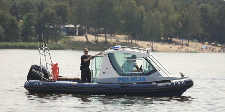 22.07.2022. Cedzyna. Patrol policji wodnej / Fot. Wiktor Taszłow - Radio Kielce