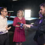 25.07.2022. Kielce. Konferencja minister Anny Krupki w klubie bilardowym. Na zdjęciu (od lewej): Grzegorz Kędzierski - prezes Polskiego Związku Bilardowego i wiceminister Anna Krupka. / Fot. Wiktor Taszłow - Radio Kielce