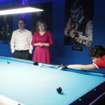25.07.2022. Kielce. Konferencja minister Anny Krupki w klubie bilardowym. Na zdjęciu (od lewej): Grzegorz Kędzierski - prezes Polskiego Związku Bilardowego i wiceminister Anna Krupka. / Fot. Wiktor Taszłow - Radio Kielce
