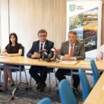 26.07.2022. Kielce. Konferencja dotycząca IV Rajdu Rowerowego Szlakiem Brygady Świętokrzyskiej NSZ. Na zdjęciu (od lewej): Irena Marcisz - wójt Łopuszna, Renata Basoń - starostwo jędrzejowskie, Dariusz Czechowski - starosta włoszczowski, Mirosław Gębski - starosta kielecki, Grzegorz Piec - starosta konecki / Fot. Wiktor Taszłow - Radio Kielce