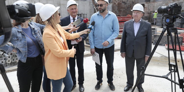 27.07.2022. Kielce. Budowa Teatru im. Stefana Żeromskiego. Na zdjęciu (od lewej): Zbigniew Koniusz - wojewoda świętokrzyski, Michał Kotański - dyrektor Teatru im. Stefana Żeromskiego i poseł Krzysztof Lipiec / Fot. Wiktor Taszłow - Radio Kielce