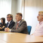 26.07.2022. Kielce. Konferencja dotycząca IV Rajdu Rowerowego Szlakiem Brygady Świętokrzyskiej NSZ. Na zdjęciu (od lewej): Irena Marcisz - wójt Łopuszna, Renata Basoń - starostwo jędrzejowskie, Dariusz Czechowski - starosta włoszczowski, Mirosław Gębski - starosta kielecki, Grzegorz Piec - starosta konecki / Fot. Wiktor Taszłow - Radio Kielce