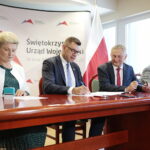 28.07.2022. Kielce. Podpisane umowy z jednostkami samorządu terytorialnego na dofinansowania zadań związanych z zabezpieczeniem wąwozów lessowych. Na zdjęciu (od lewej): Barbara Grębowiec - skarbnik miasta Sandomierz, Marcin Marzec - burmistrz Sandomierza, Zbigniew Koniusz - wojewoda świętokrzyski , Andrzej Pruś - przewodniczący sejmiku województwa świętokrzyskiego / Fot. Wiktor Taszłow - Radio Kielce