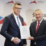 28.07.2022. Kielce. Podpisane umowy z jednostkami samorządu terytorialnego na dofinansowania zadań związanych z zabezpieczeniem wąwozów lessowych. Na zdjęciu (od lewej): Marcin Marzec - burmistrz Sandomierza, Zbigniew Koniusz - wojewoda świętokrzyski / Fot. Wiktor Taszłow - Radio Kielce