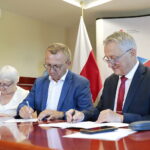 28.07.2022. Kielce. Podpisane umowy z jednostkami samorządu terytorialnego na dofinansowania zadań związanych z zabezpieczeniem wąwozów lessowych. Na zdjęciu (od lewej): Bernadeta Ślęzak - skarbnik powiatu Sandomierskiego, Marcin Piwnik - starosta Sandomierski, Zbigniew Koniusz - wojewoda świętokrzyski / Fot. Wiktor Taszłow - Radio Kielce