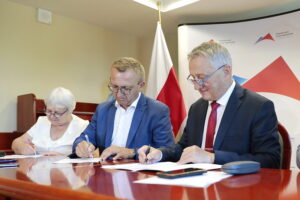 28.07.2022. Kielce. Podpisane umowy z jednostkami samorządu terytorialnego na dofinansowania zadań związanych z zabezpieczeniem wąwozów lessowych. Na zdjęciu (od lewej): Bernadeta Ślęzak - skarbnik powiatu Sandomierskiego, Marcin Piwnik - starosta Sandomierski, Zbigniew Koniusz - wojewoda świętokrzyski / Fot. Wiktor Taszłow - Radio Kielce