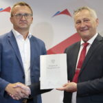 28.07.2022. Kielce. Podpisane umowy z jednostkami samorządu terytorialnego na dofinansowania zadań związanych z zabezpieczeniem wąwozów lessowych. Na zdjęciu (od lewej): Marcin Piwnik - starosta Sandomierski, Zbigniew Koniusz - wojewoda świętokrzyski / Fot. Wiktor Taszłow - Radio Kielce