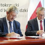 28.07.2022. Kielce. Podpisane umowy z jednostkami samorządu terytorialnego na dofinansowania zadań związanych z zabezpieczeniem wąwozów lessowych. Na zdjęciu (od lewej): Marek Łukaszek - wójt gminy Dwikozy, Zbigniew Koniusz - wojewoda świętokrzyski / Fot. Wiktor Taszłow - Radio Kielce